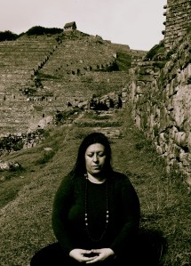 Ana meditando en Machu Picchu