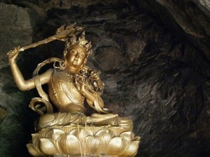 Manjusri-statue-palce-in-alcove-along-trial