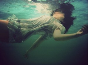 drowning-girl-sea-water-favim-com-112419-1